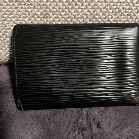 Authentic Louis Vuitton Black Epi key holder - Picture 2 of 14